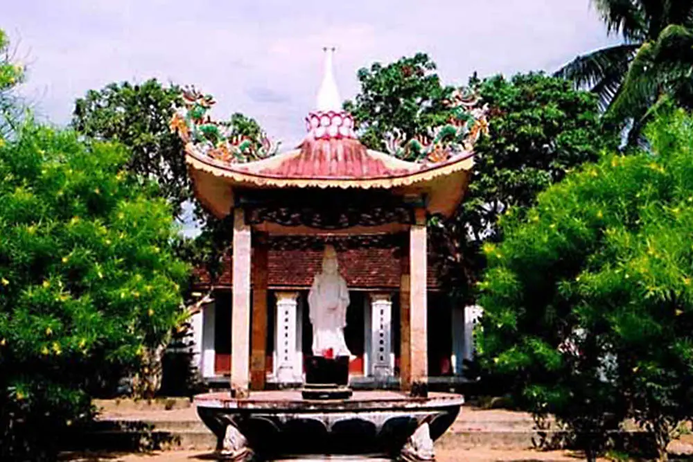 Cảnh quan Chùa Cần Linh