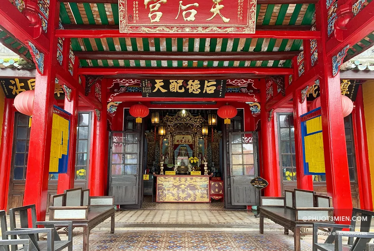 Chánh điện Hội quán Ngũ Bang