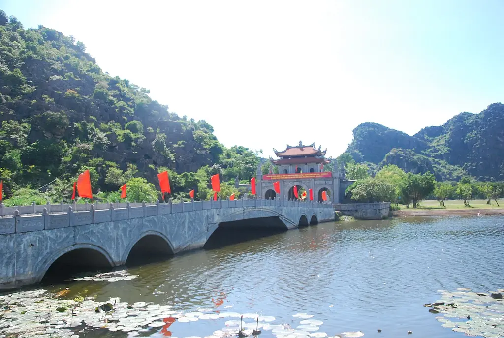 Cửa Đông vào Đền Đinh Tiên Hoàng tại Cố đô Hoa Lư