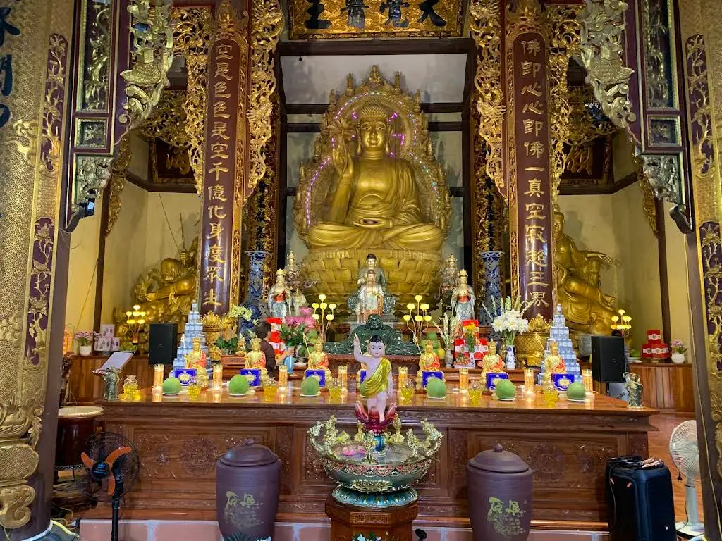 Cảnh quan bên trong di tích Đền Trung