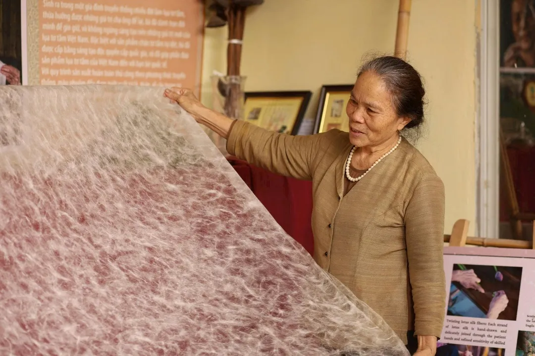 Nghệ nhân ưu tú Phan Thị Thuận bên tấm chăn bông tơ tằm tự dệt 140726