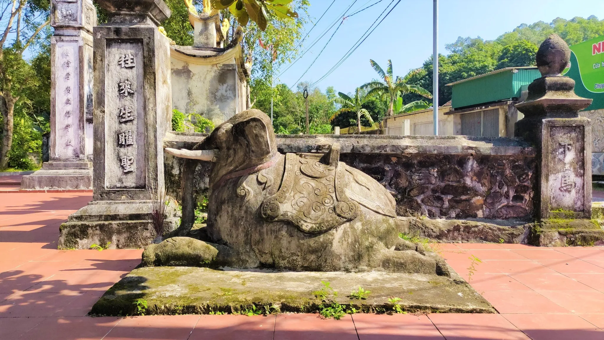 Tượng voi trước nghi môn Đền Tam Lang