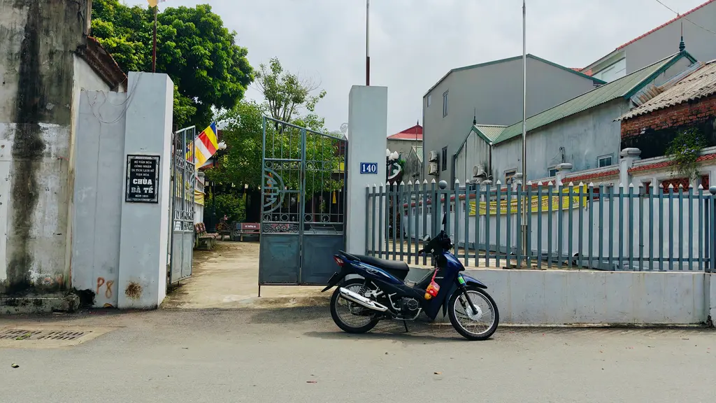 Không gian cảnh quan ngoài cổng chùa Bà Tề