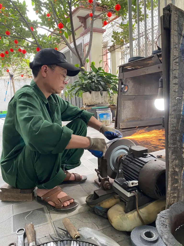 Người thợ rèn làng Vũ Ngoại miệt mài chế tác sản phẩm