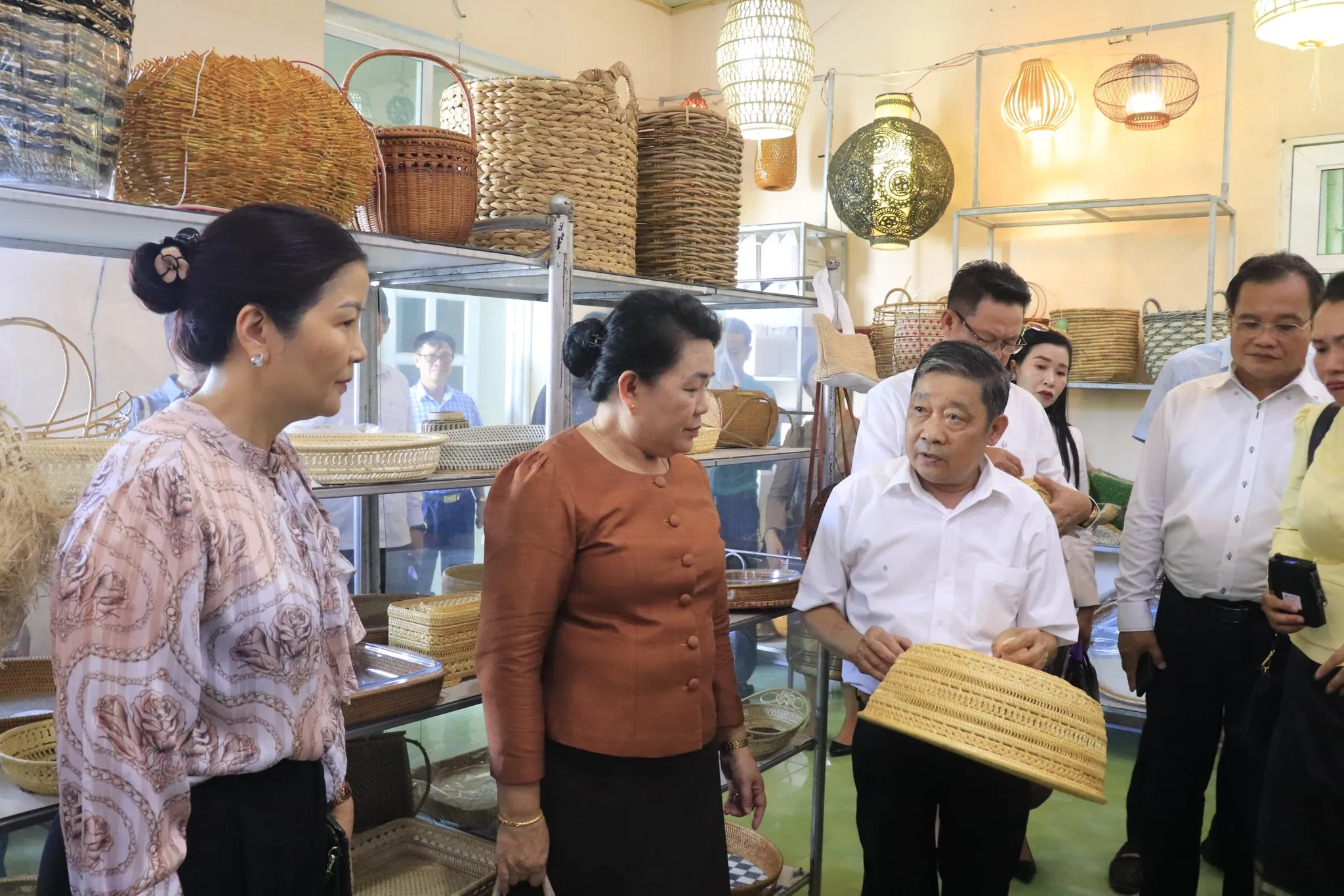Nghệ nhân Nguyễn Văn Trung giới thiệu các sản phẩm làng nghề với Đoàn đại biểu của nước bạn Lào sang thăm Việt Nam