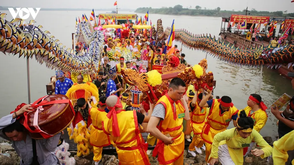Quang cảnh nghi thức lấy nước tại Lễ hội Tổng Nam Phù