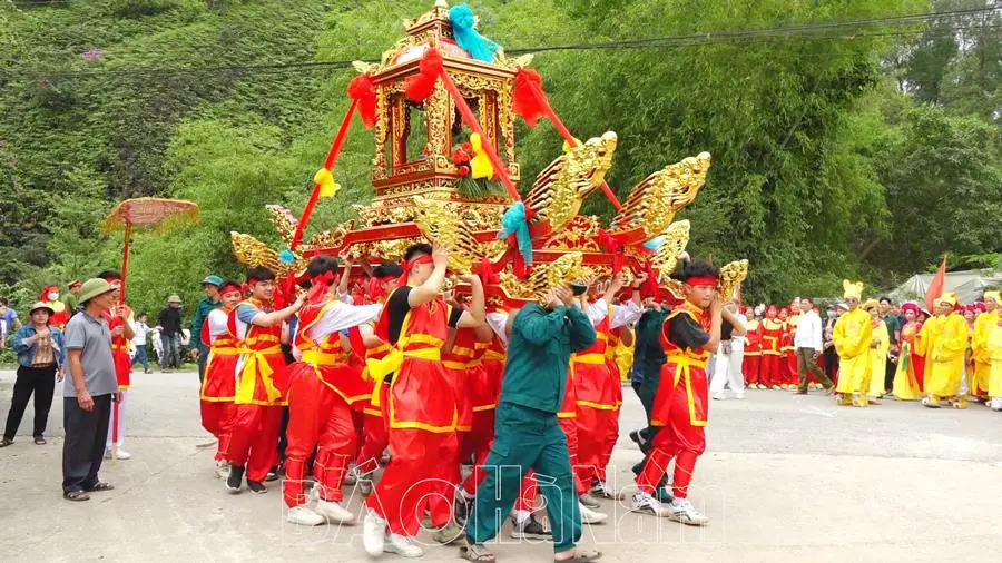 Lễ rước hương linh cụ Lê Lộc từ Mả Dấu về đền Lăng dự hội