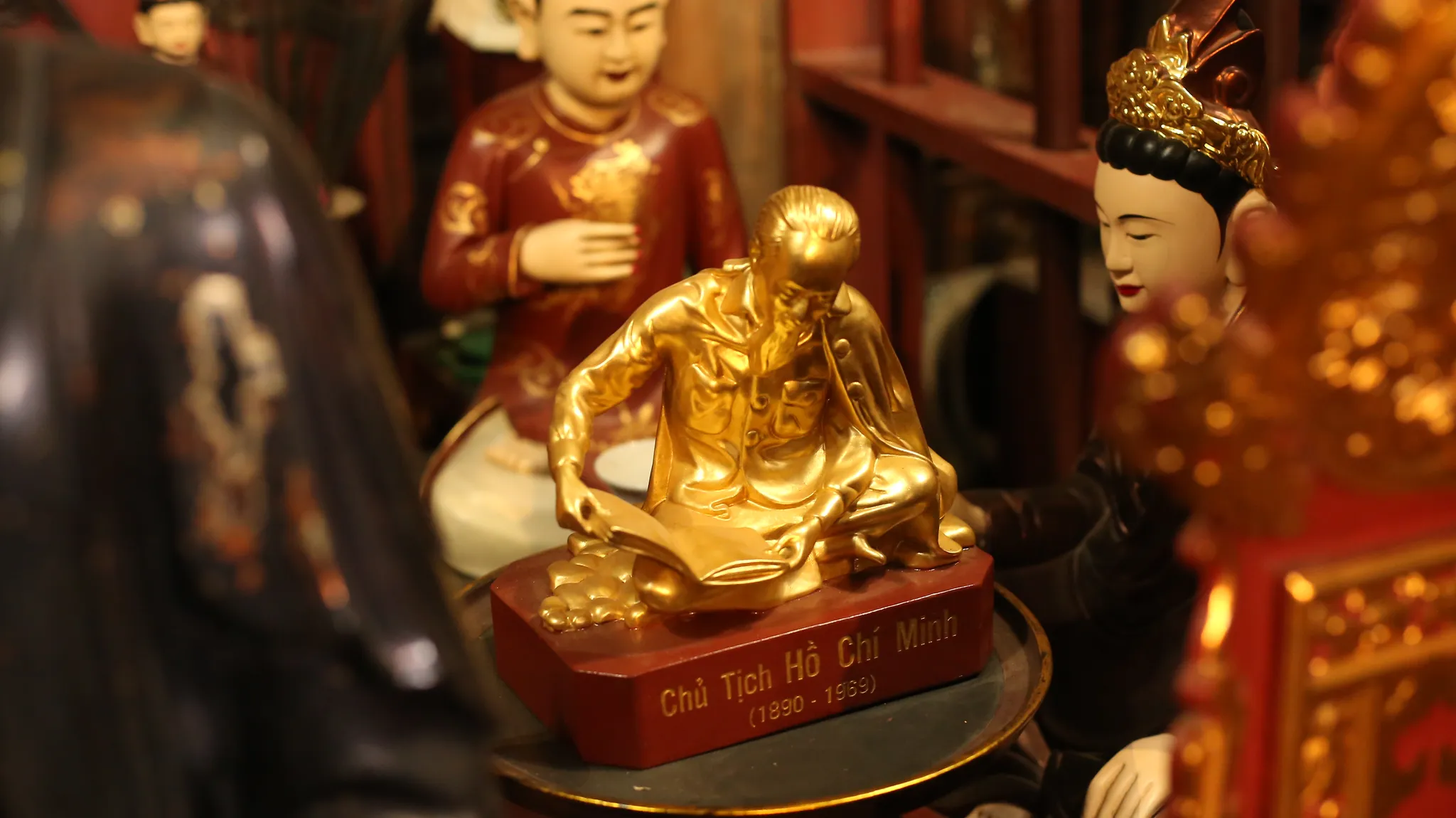 Sản phẩm Chủ tịch Hồ Chí Minh bằng gỗ sơn son thếp vàng làng nghề Sơn Đồng