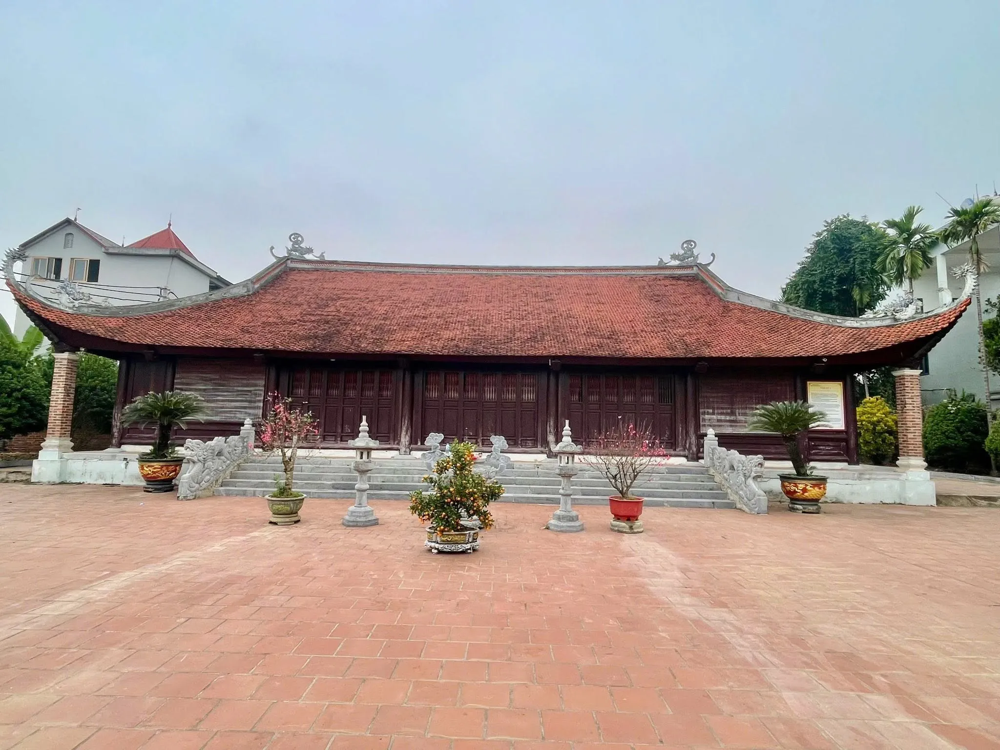 Cảnh quan chính điện di tích Đình Phú Tàng