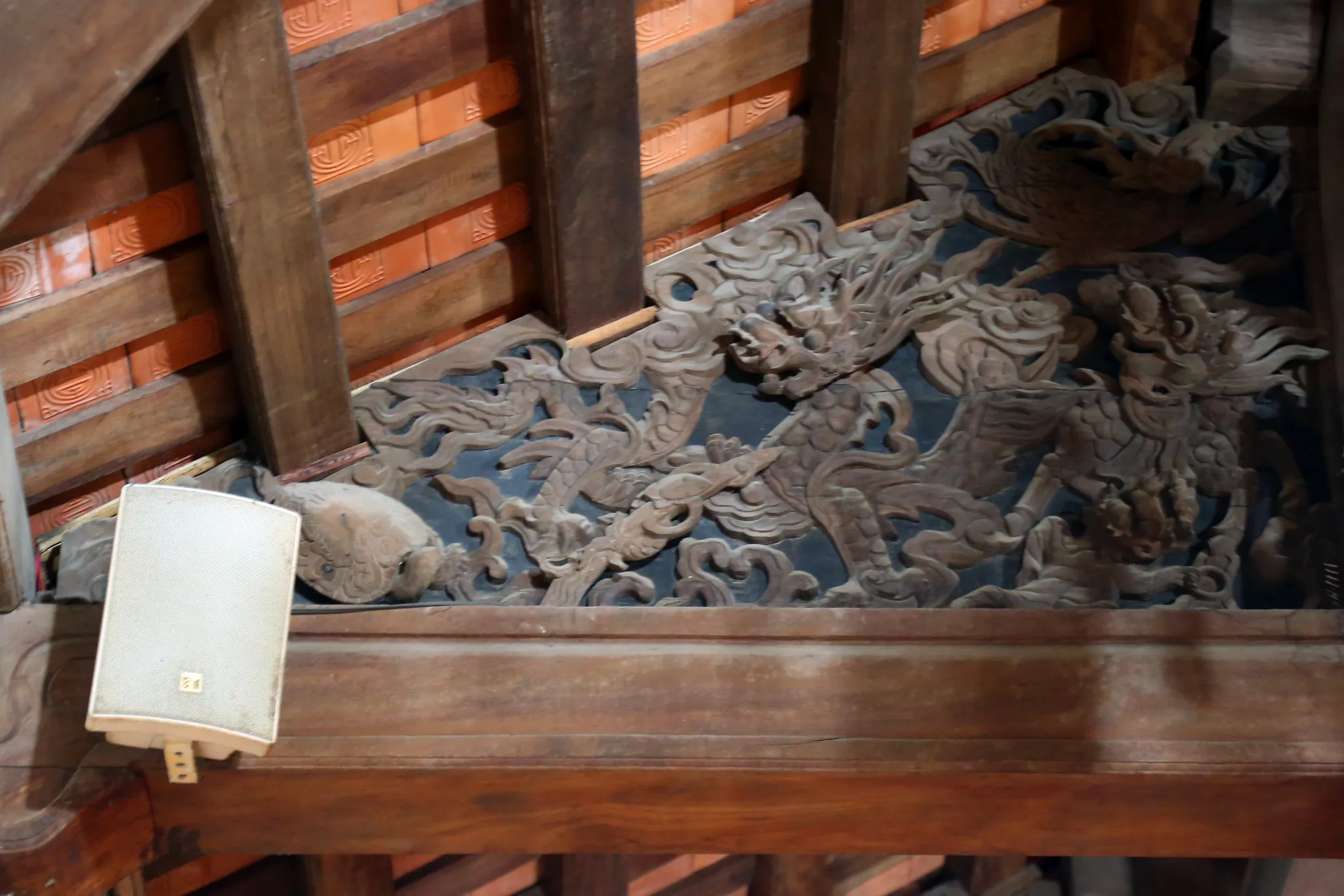 Chi tiết rồng gỗ trong Chùa Ngọc Mạch