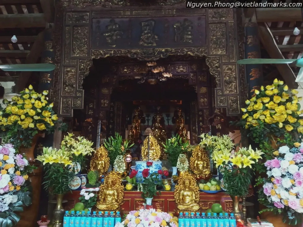 Gian thờ bên trong Chùa Quảng Bá