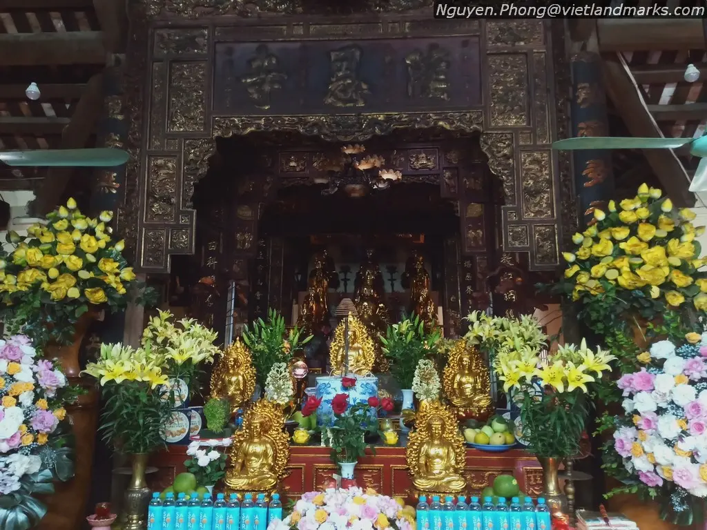 Gian thờ bên trong Chùa Quảng Bá