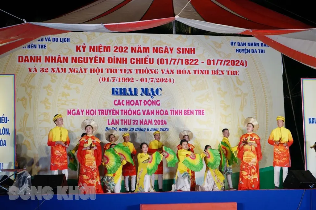 Tiết mục văn nghệ khai mạc chuỗi hoạt động tại Lễ hội Ngày hội truyền thống Văn hóa