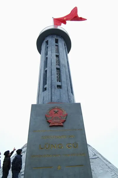 Cận cảnh Cột Cờ Lũng Cú