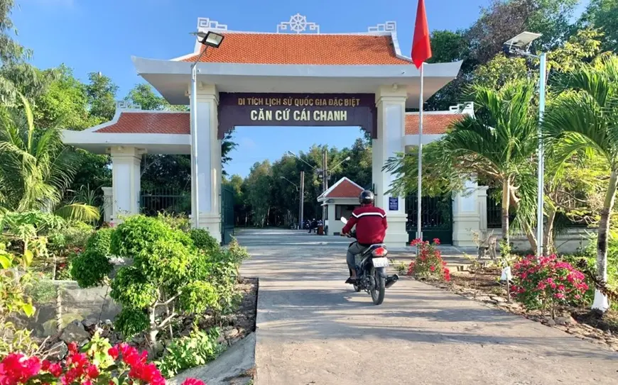 Cổng Di tích Căn cứ Cái Chanh