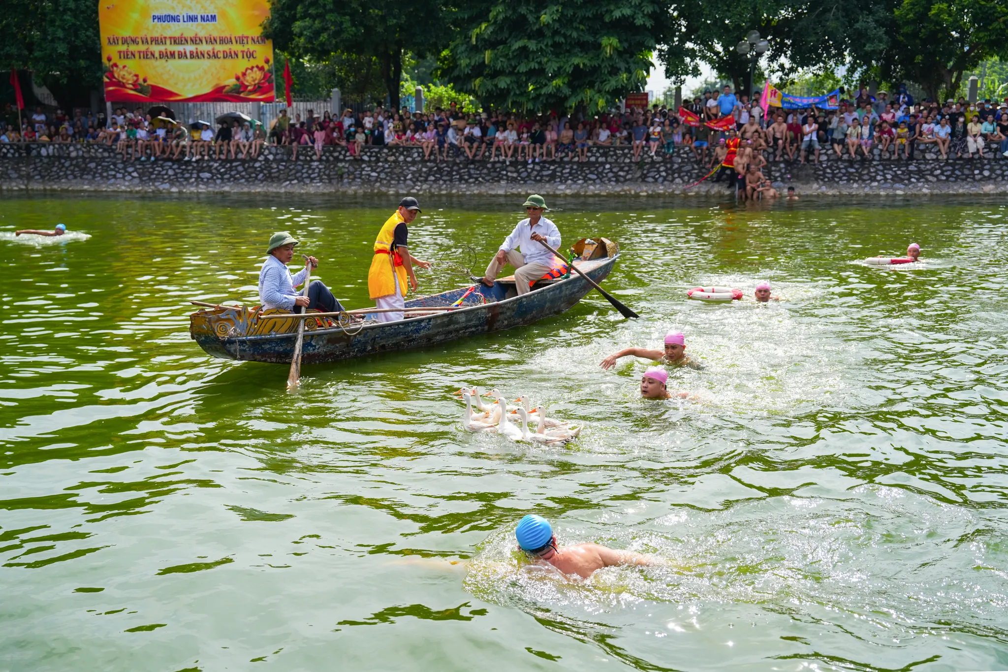 Ban tổ chức và đội cứu hộ tại Lễ hội bắt vịt làng Thúy Lĩnh
