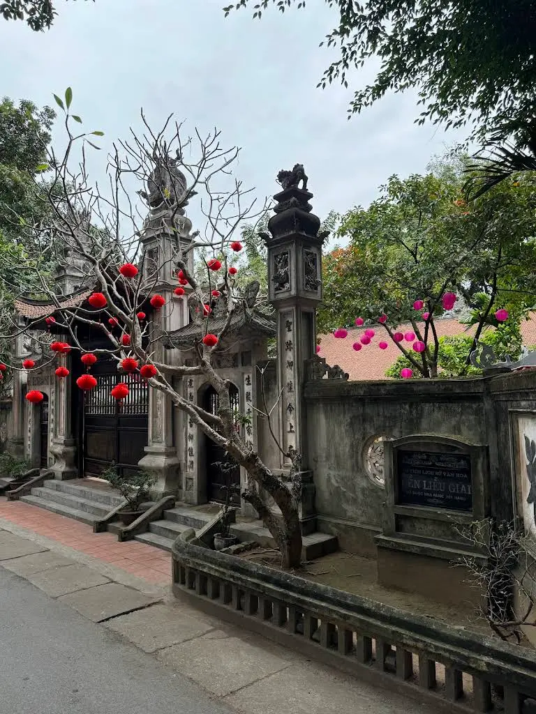 Không gian cảnh quan bên ngoài Đình-đền Liễu Giai