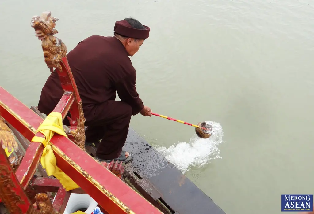 Cụ ông trong đoàn thực hiện nghi thức múc nước tại Lễ hội Chùa Trông