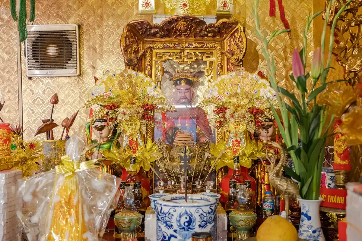 Cảnh quan bên trong Miếu Hai Bà Trưng