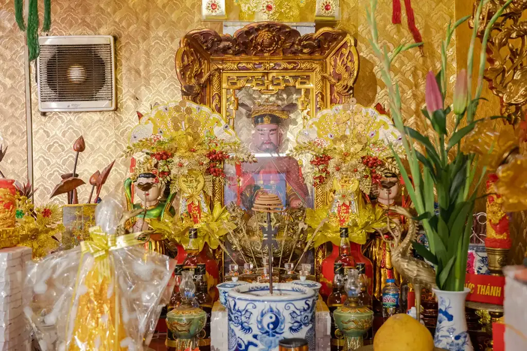 Cảnh quan bên trong Miếu Hai Bà Trưng