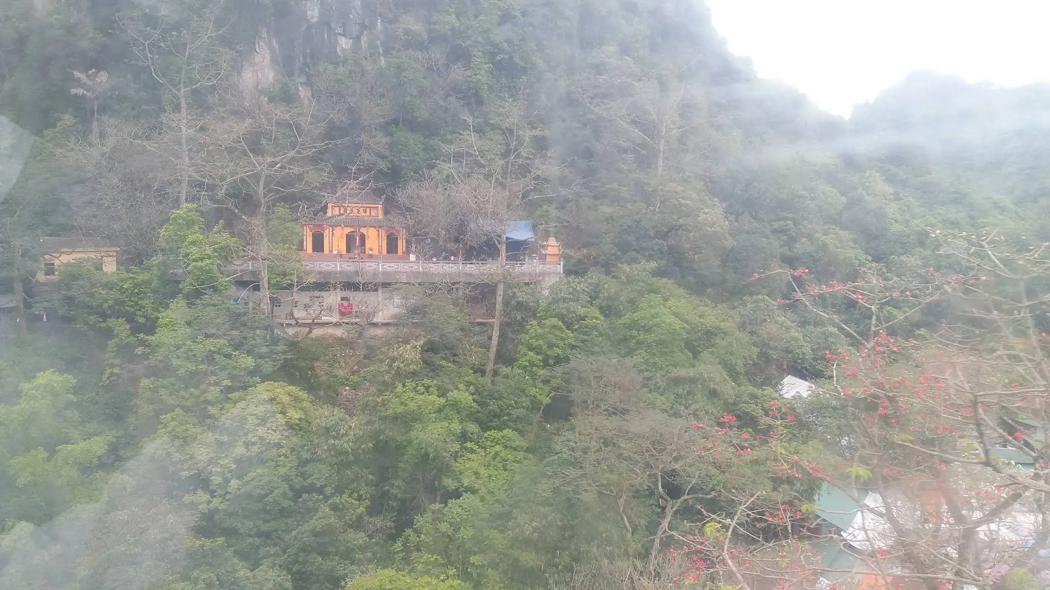 Cảnh quan Chùa Giải Oan nhìn từ xa