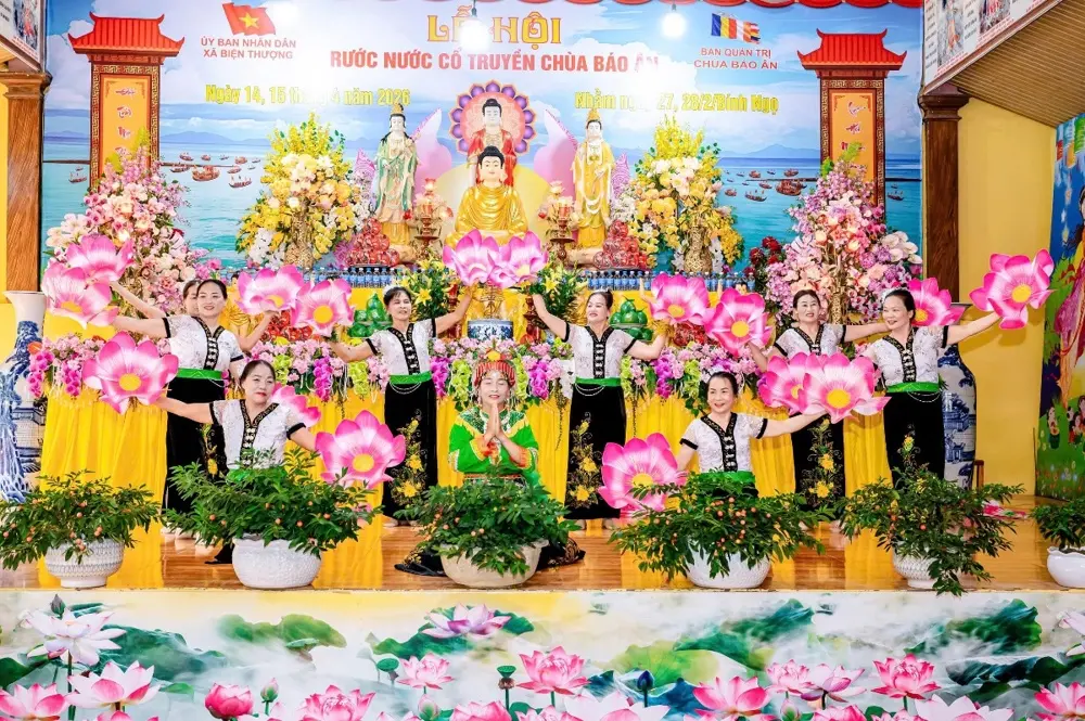 Văn nghệ tại Lễ Hội Rước Nước Chùa phủ Báo Ân
