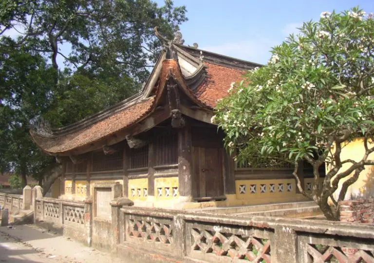 Khung cảnh bên ngoài Đình Thổ Hà