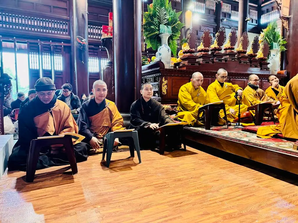 Hình ảnh sư Chùa Báo Ân tụng kinh