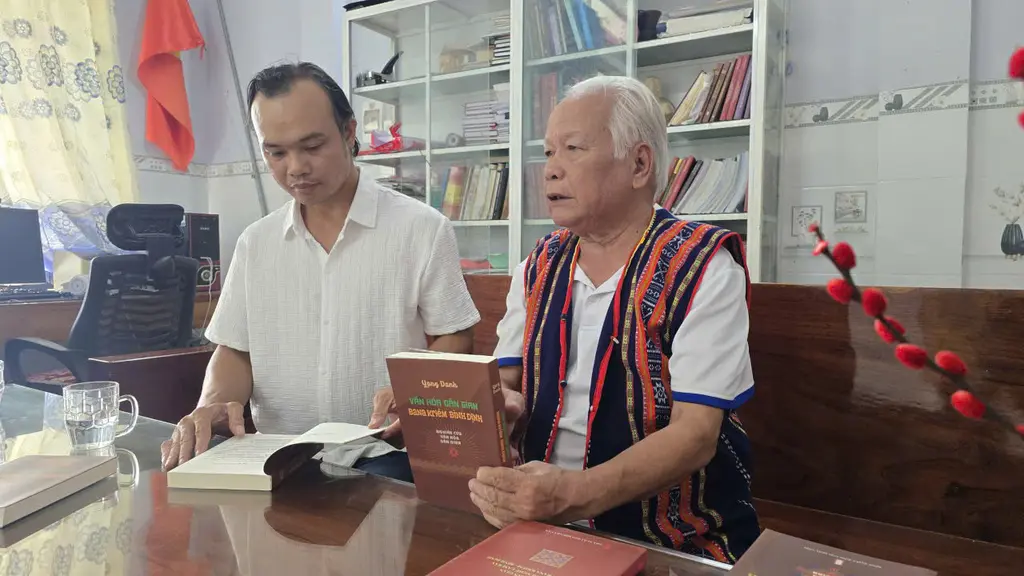 NNƯT Yang Danh (bên phải) chia sẻ về hành trình từ người làm báo đến nhà nghiên cứu văn hóa Ba Na Kriêm