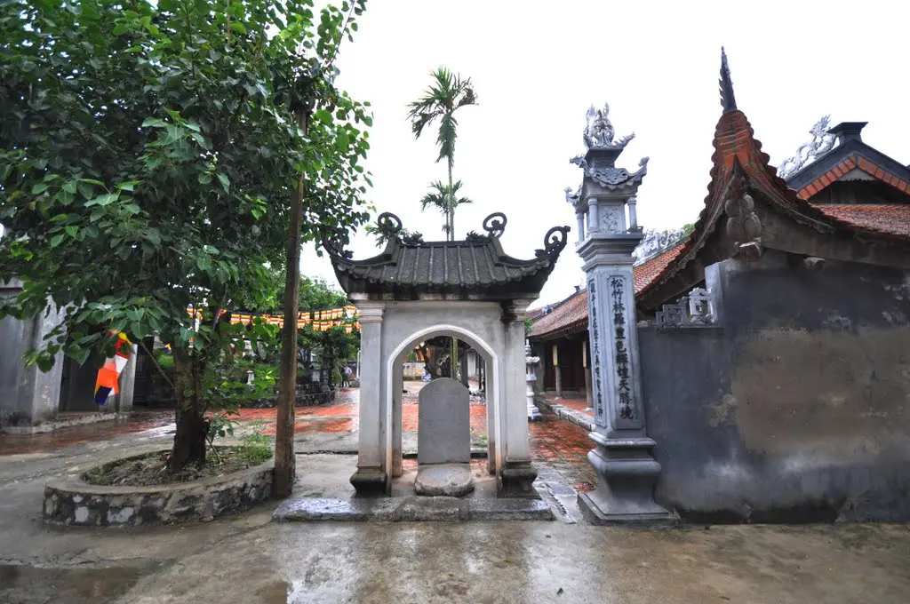 Bia đá tại khuôn viên Đình Hiến