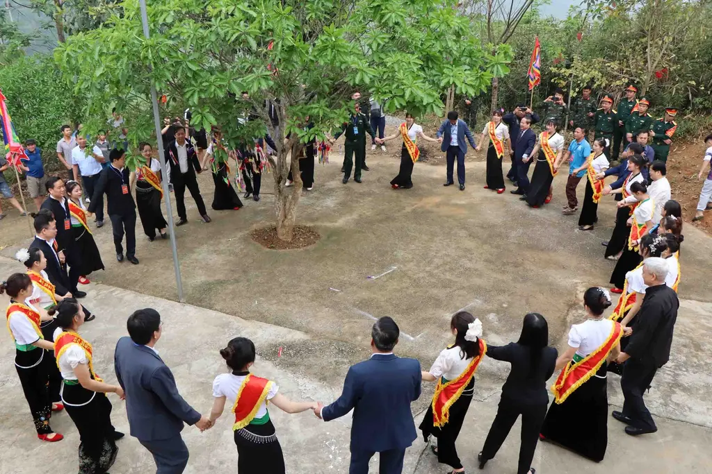 Vui vòng xòe đoàn kết tại Lễ Hội Then Kin Pang