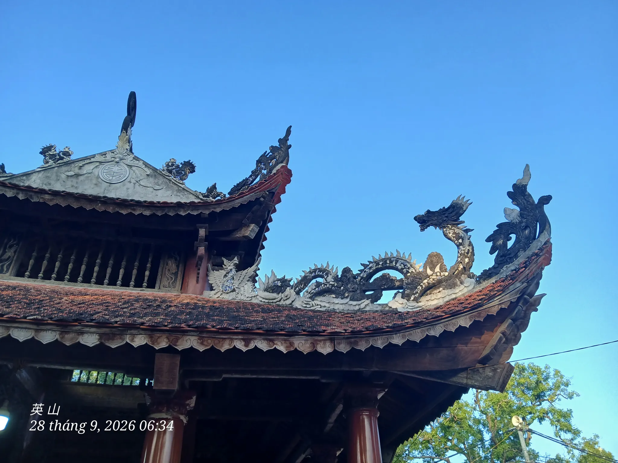 Mái đao lầu nghinh hương (đình làng Lam Điền)