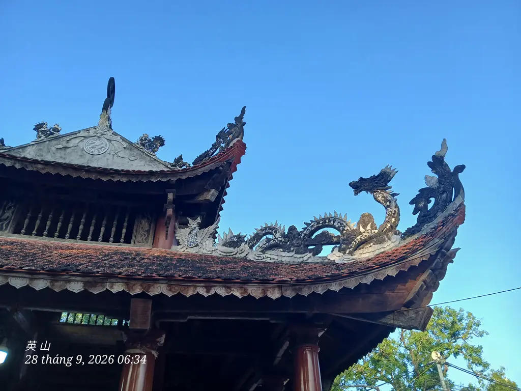 Mái đao lầu nghinh hương (đình làng Lam Điền)