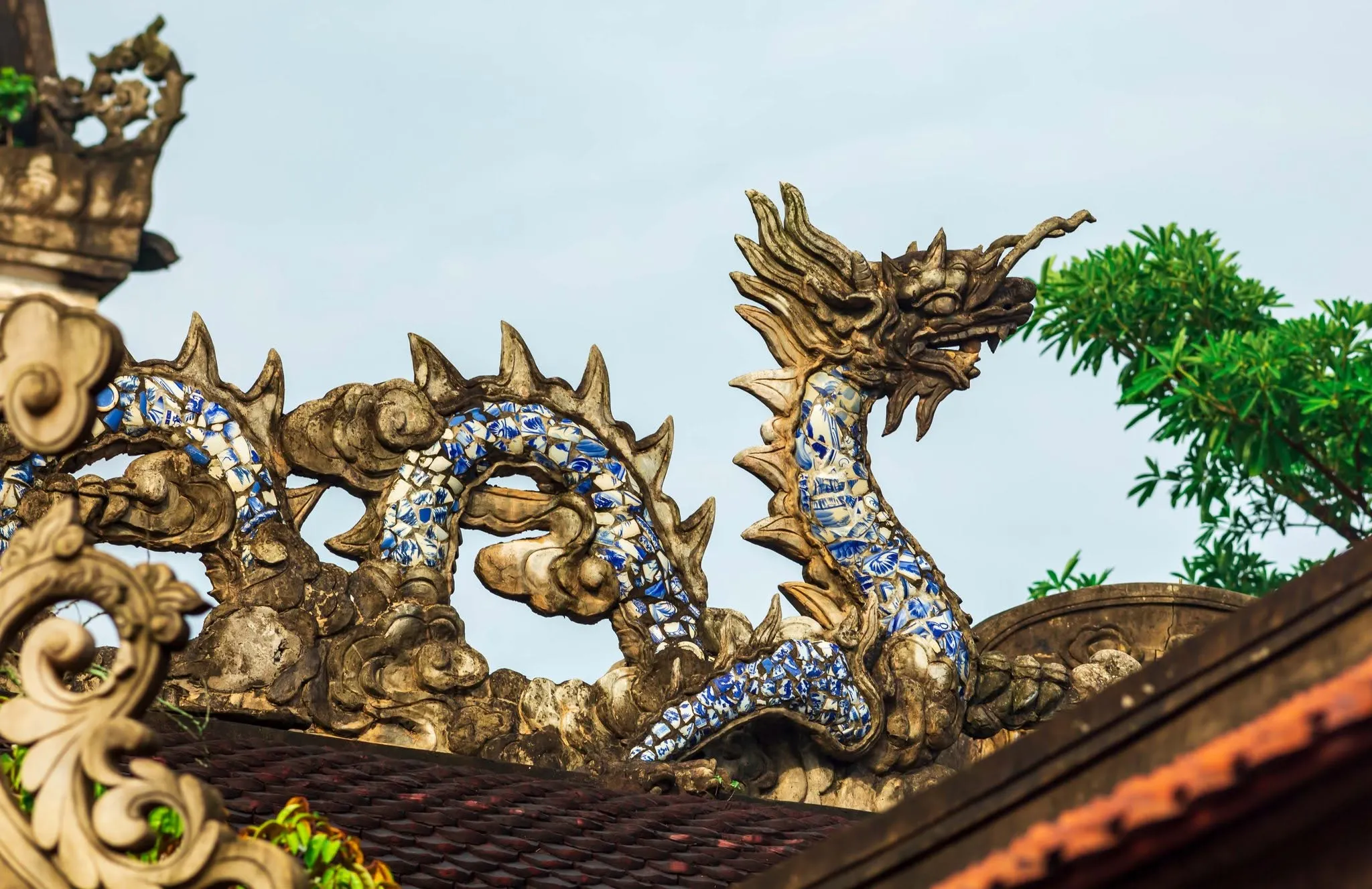 Biểu tượng trang trí hình rồng trên mái chùa Cổ Lễ