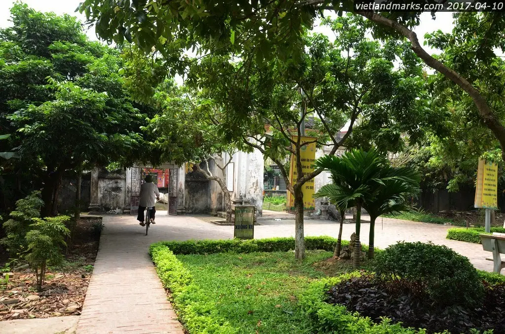 Khuôn viên Chùa Lại Yên