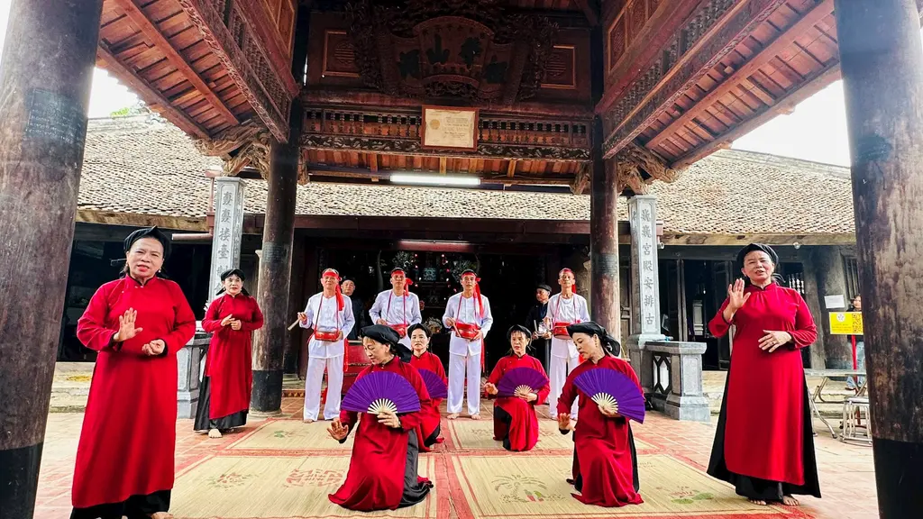 Hát Xoan tại Lễ hội đình Hùng Lô