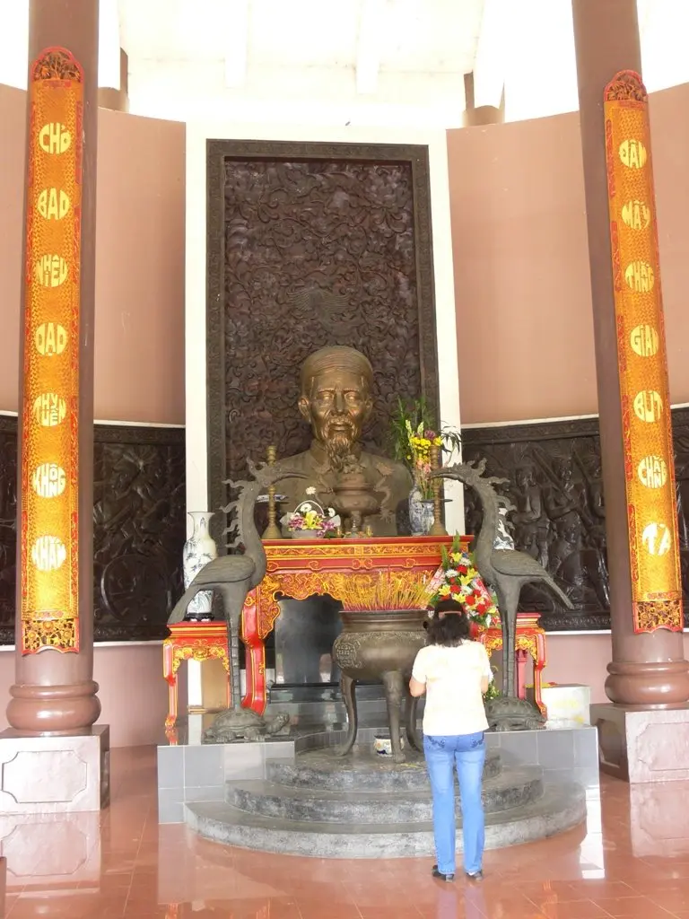 Ban thờ bên trong Khu tưởng niệm Nguyễn Đình Chiểu