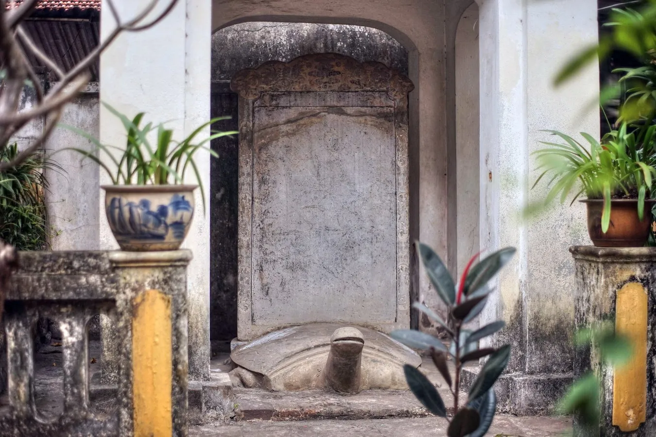 Tấm bia đá trong đình Giảng Võ