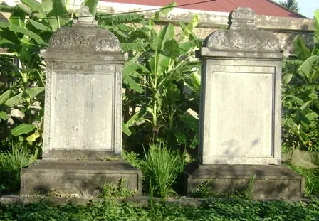Bia đá tại Lăng quận Mãn