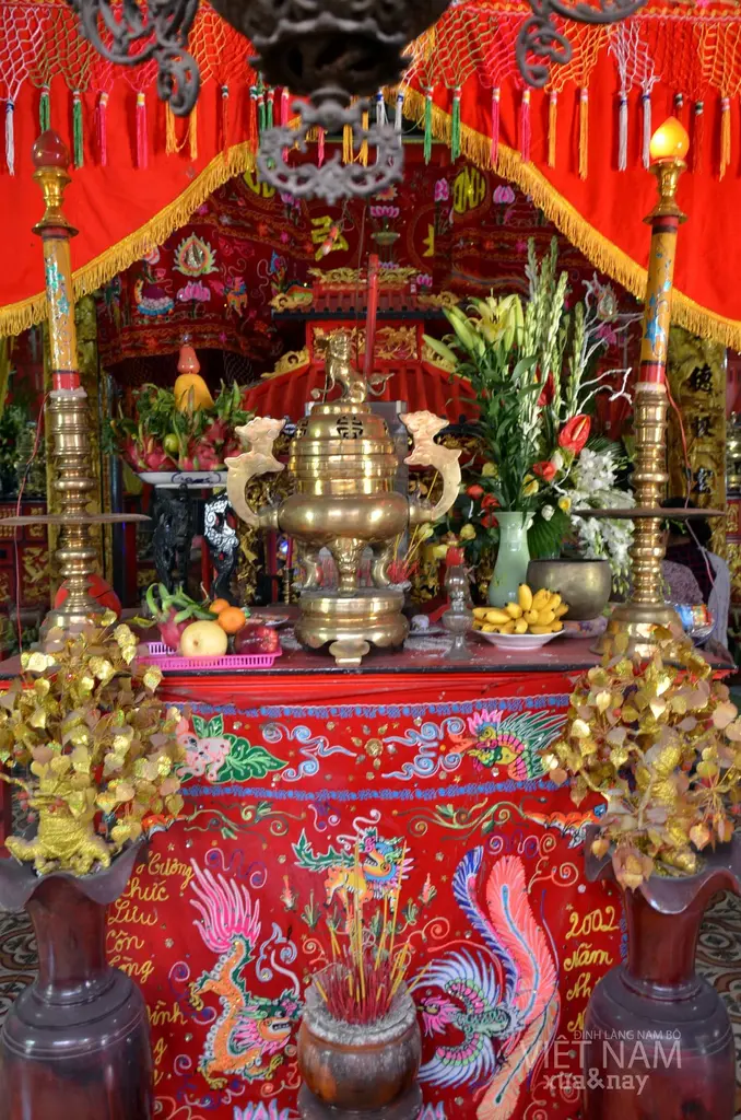 Hiện vật trong không gian đình Phú Hựu
