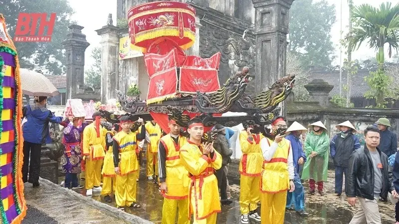 Lễ rước kiệu tại Lễ hội Đền Nưa- Am tiên