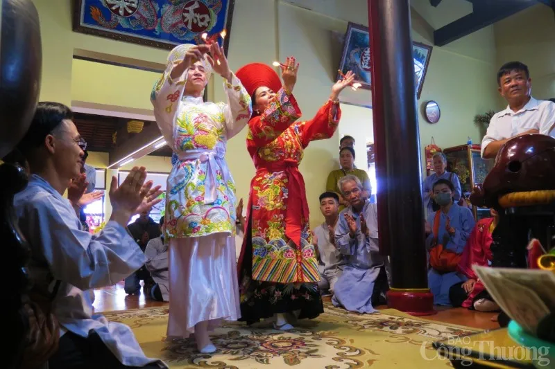 Nghi thức trình diễn dâng bông, múa bóng ở Lễ hội Am Chúa