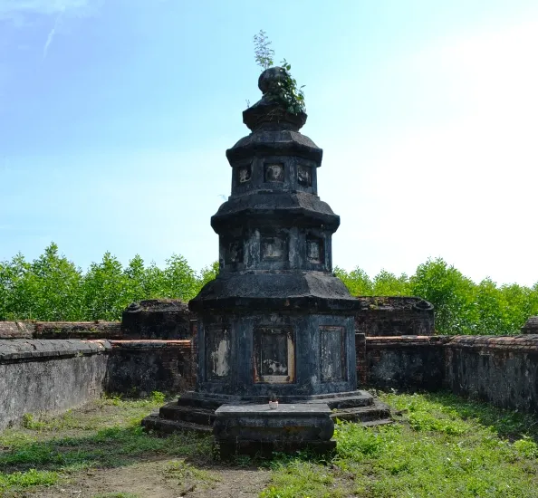 Tháp mộ tại Lăng Hoàng Cô