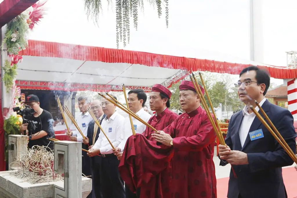 Lạnh đạo xã Tu Vũ dâng hương tại lễ hội 