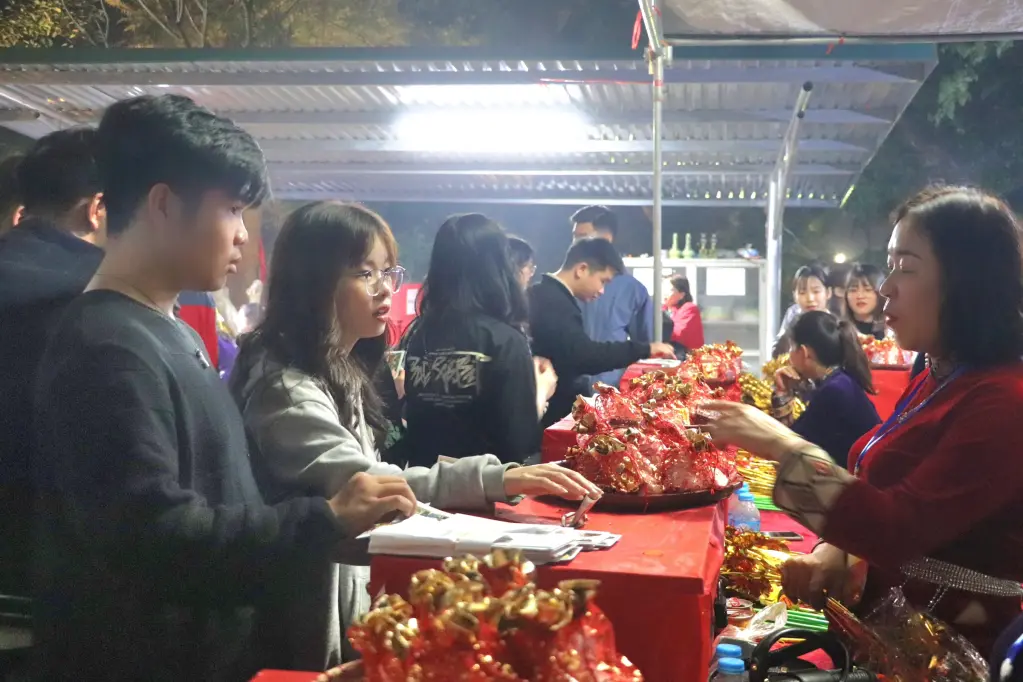 Xin lộc đầu năm tại Lễ hội đền Kỳ Sầm