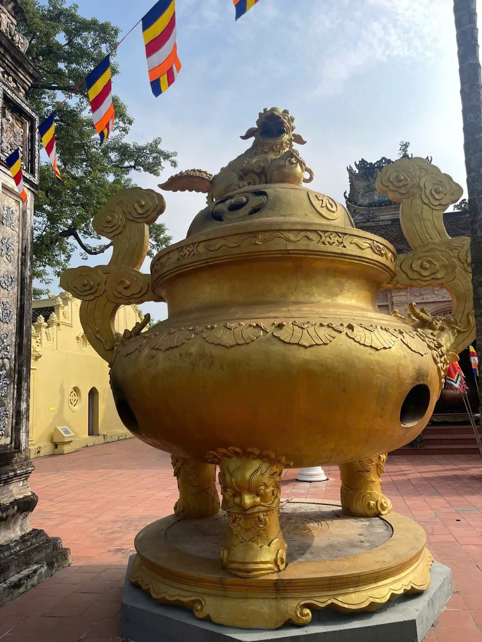 Lư đồng trong khuôn viên chùa Cổ Lễ
