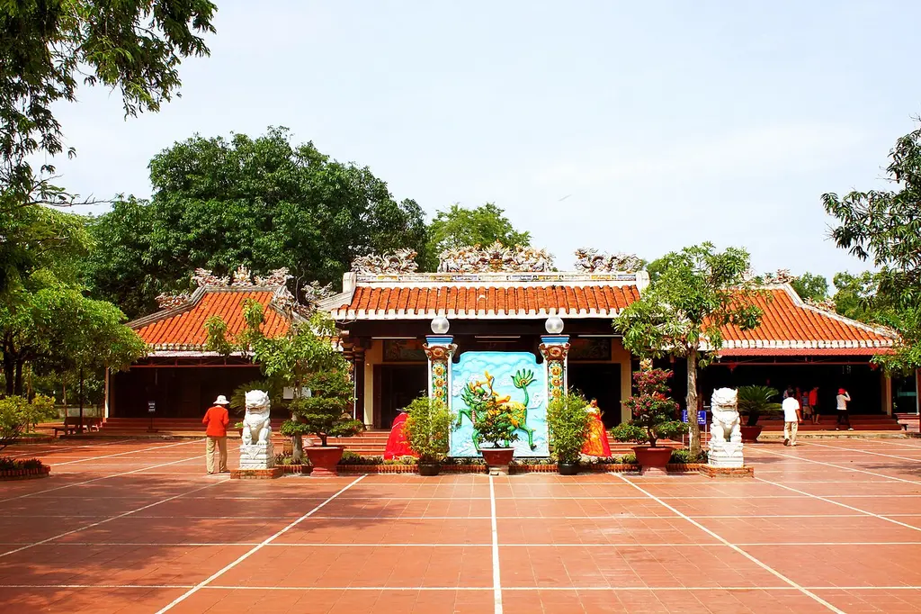 Khuôn viên Dinh Thầy Thím