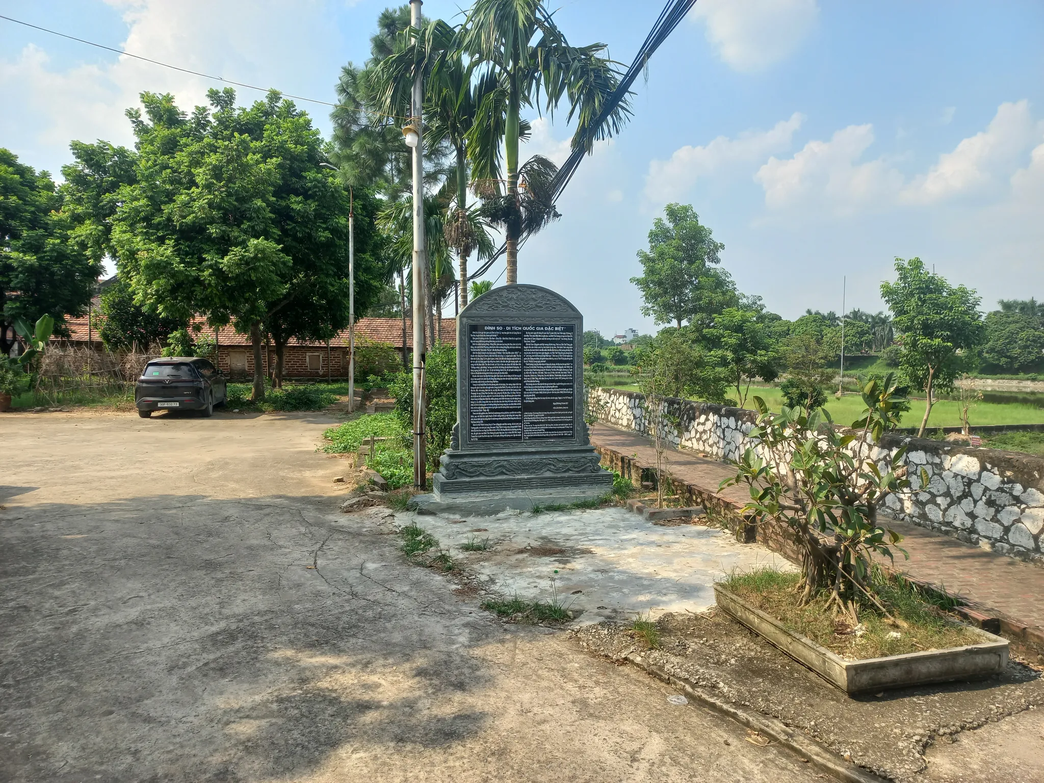 Bia giới thiệu di tích Đình So