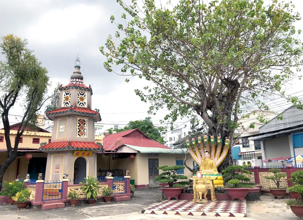 Khuôn viên Chùa Sắc Tứ Tam Bảo