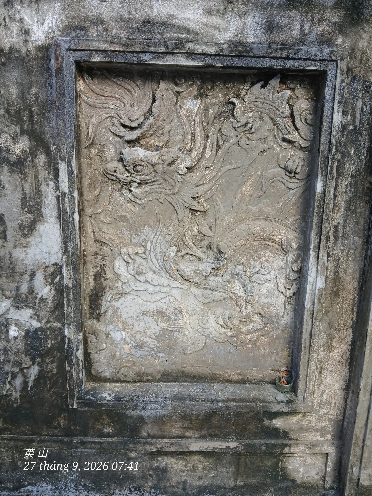 Phù điêu hình ảnh Rồng trên bức bình phong ở quán đá Long Tiên